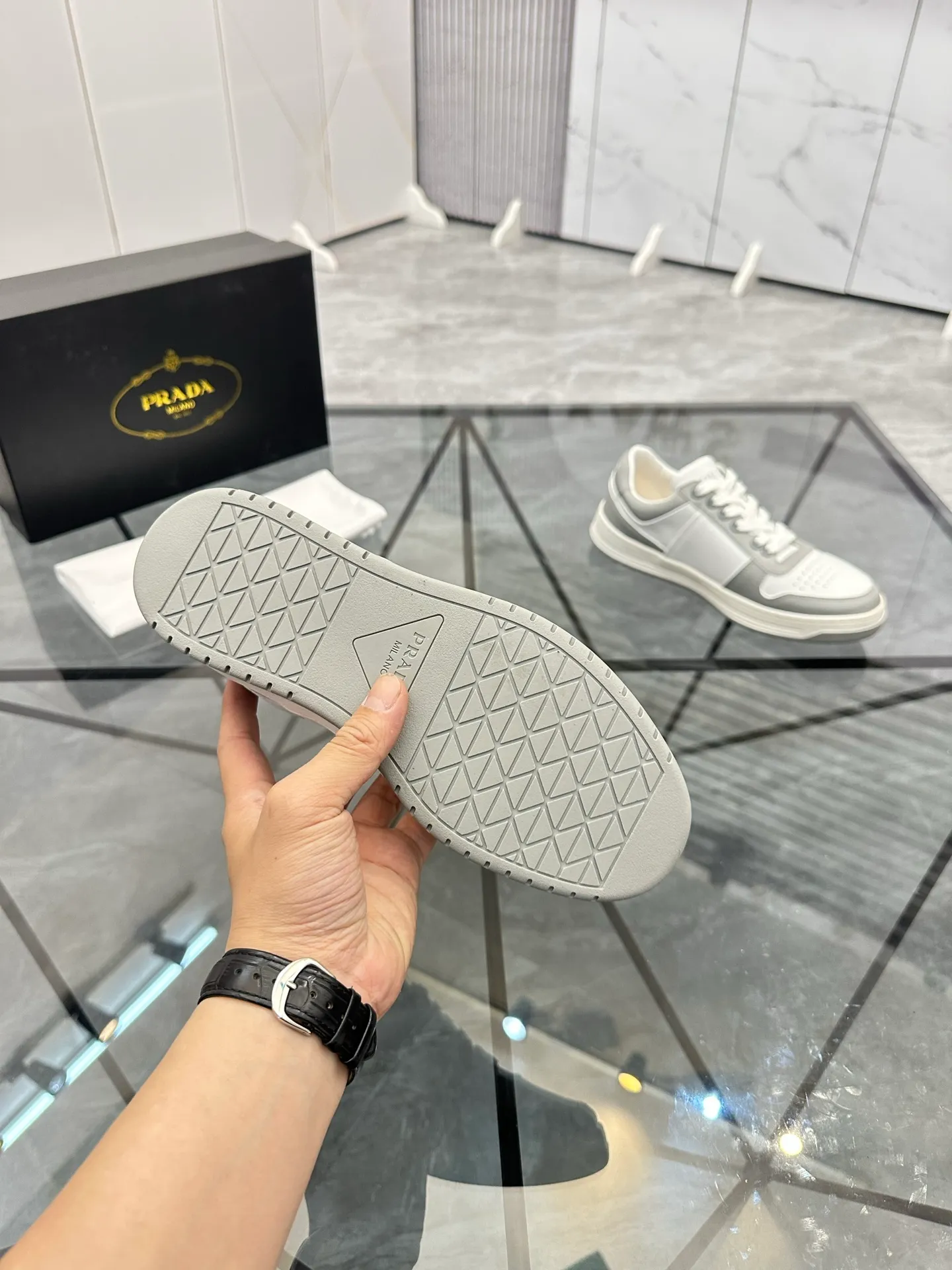 Men's shoes: 💰P400¥ Product trademark: Prada *"Prada*" low-top casual shoes Regular size: 38-44 (can be customized to 45) Product materials: imported cowhide upper, sheepskin lining, original outsole. Number: 020